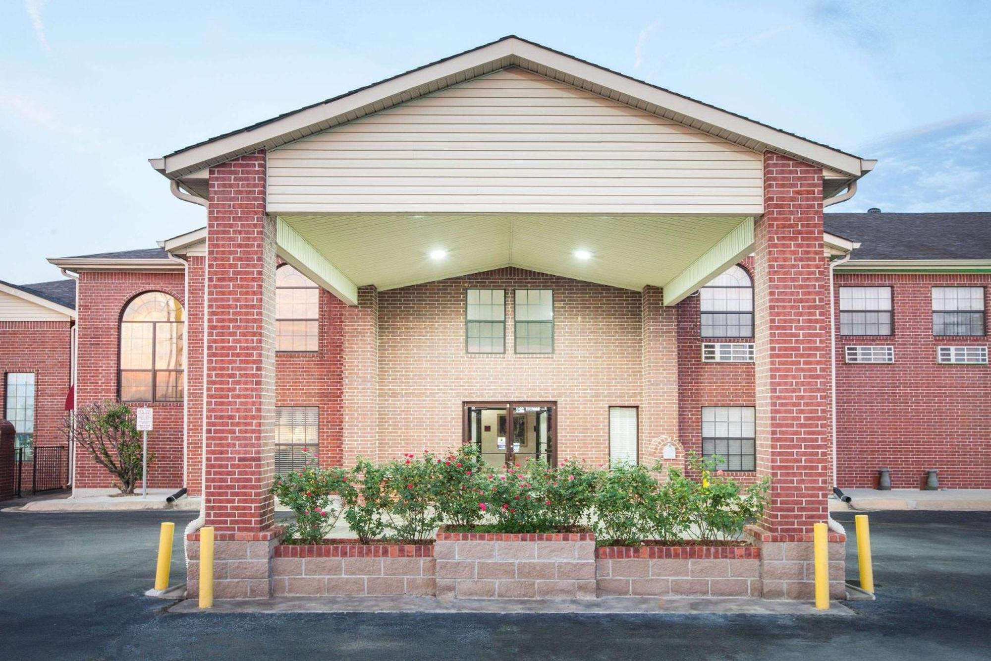 Super 8 By Wyndham White Hall Exterior photo