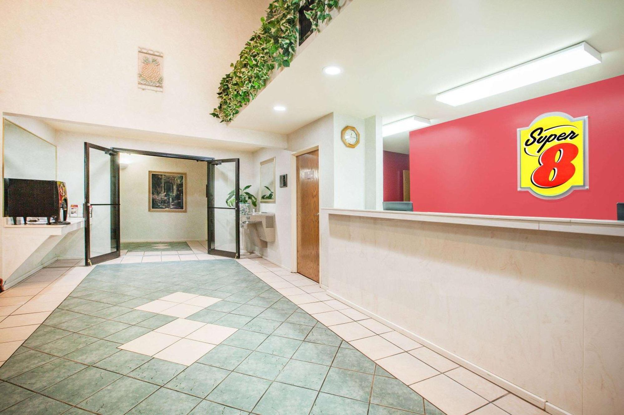 Super 8 By Wyndham White Hall Exterior photo